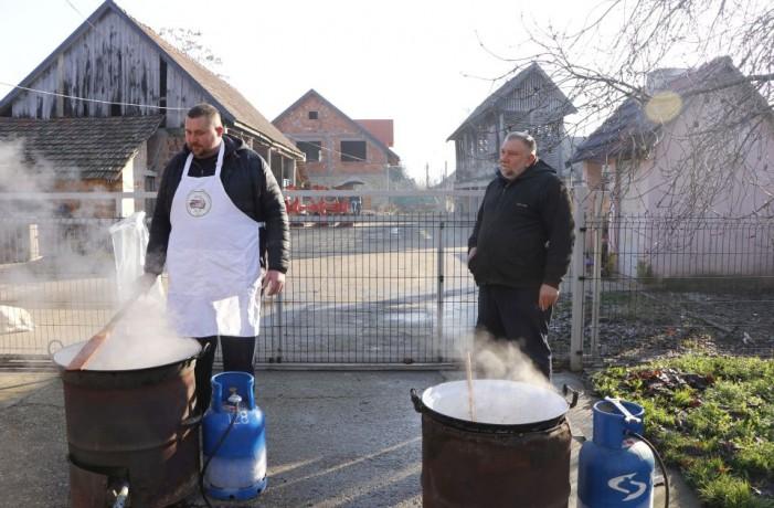 Szombaton a gazdák ismét ételt készítenek a tüntető diákok számára.