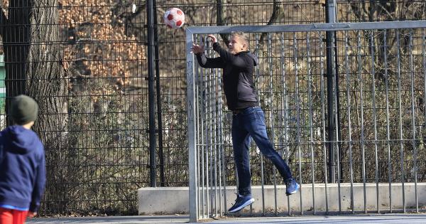 Lencsevégre kaptuk Magyar Pétert a Várkert Bazár közelében! Miközben Orbán Viktor vendégei sorra érkeztek az évértékelő eseményre, a Tisza Párt vezetője a Tabánban töltötte az időt, játszva gyermekeivel.