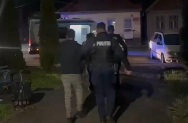 Rémület járta át a kalotaszegi falut, ahol öt férfit tartóztattak le Kolozs megyében tettlegesség és fenyegetés vádjával. Az események nyomán a közösség feszültsége fokozódott, és sokan aggódnak a biztonságuk miatt. A helyiek elmondása szerint a konfliktu