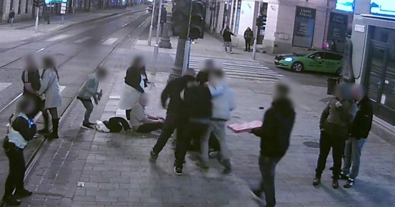 Miskolcon váratlanul kitört egy tömegverekedés, amelyhez a mentőszolgálat is kiérkezett.