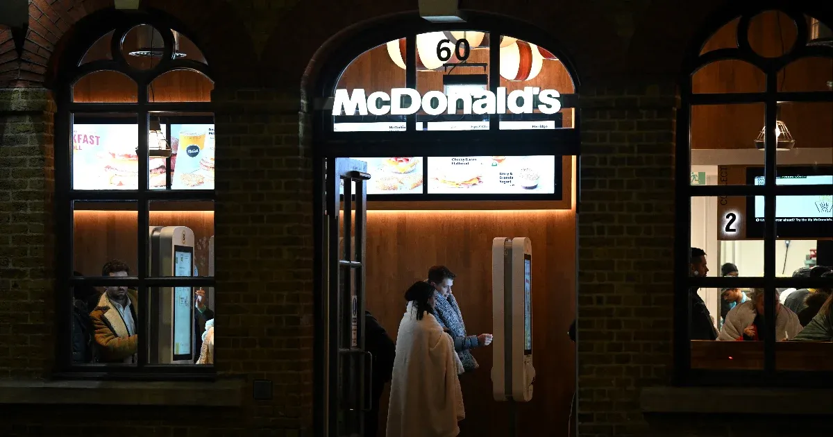 Több száz fiatal munkavállaló emelt vádat a brit McDonald's ellen zaklatás miatt.