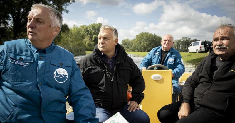 Az év végi zárszámadás során a vízügyi dolgozók a várt prémium helyett Orbán Viktor arcképét vehetik át.