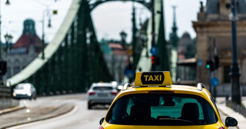 Több mint 200 taxi sorakozott fel a budapesti utcákon a taxisok demonstrációja kapcsán.