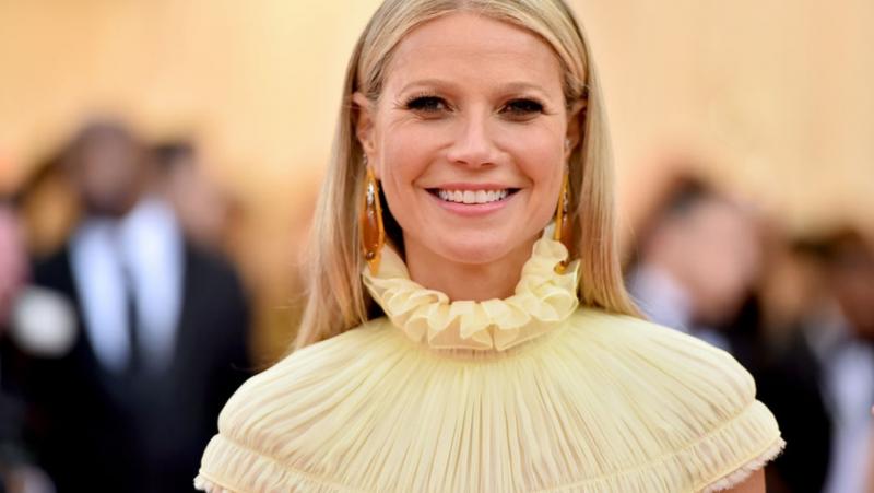 Gwyneth Paltrow lánya magabiztosan lépett a kamerák elé, lenyűgözően elegáns, mély dekoltázsú ruhájában, amely tökéletesen kiemelte szépségét és stílusát.