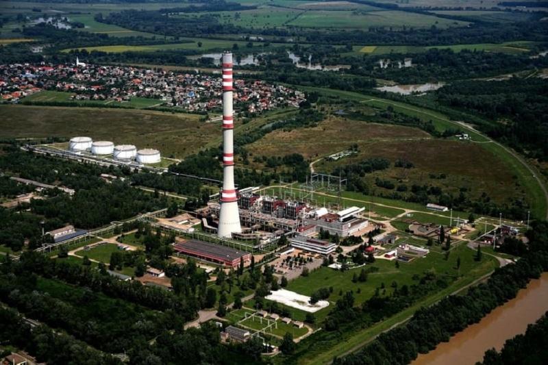 Tiszaújvárosban egy lenyűgöző és korszerű erőmű építése van folyamatban, amely jelentős energiatermelési kapacitással bővíti a régió lehetőségeit.