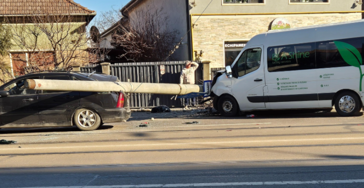 Kolozsváron baleset történt: egy villanyoszlop dőlt egy autóra.