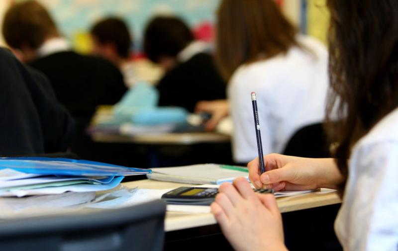 Holnapra virradóra kezdetét veszi a kisérettségi, amely fontos mérföldkő a diákok életében. A Vajdaság MA portálon minden szükséges információt megtalálhattok a vizsgákkal kapcsolatban. Készülj fel alaposan, és sok sikert kívánunk minden résztvevőnek!