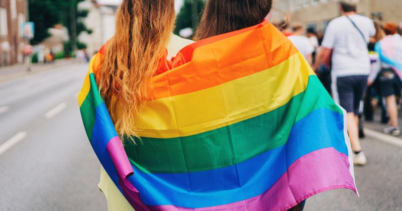 Ilyen színes és különleges élményben még sosem volt részed a Pride során: még a villamos is szivárványba öltözött Helsinkiben!