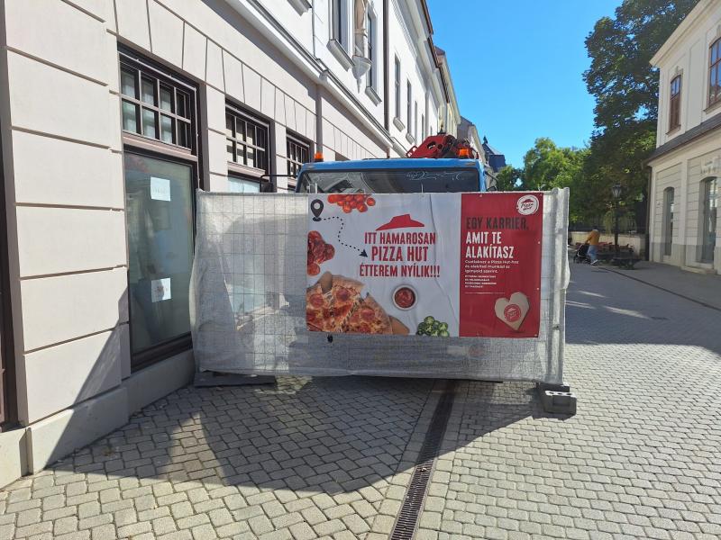 Eger városában új színfolt nyílik, hiszen a legendás Dobos cukrászda helyén hamarosan megnyitja kapuit a Pizza Hut. Az olasz ízek kedvelői izgalommal várhatják az új étterem érkezését, ahol a klasszikus pizzák mellett számos különlegességgel is találkozha