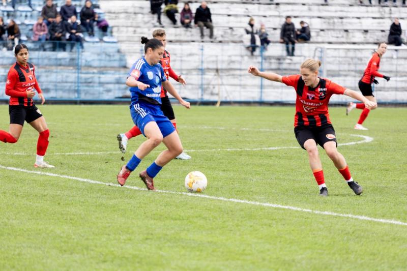 Csíki lányok fölényben: Udvarhelyen négy gólt szereztek takaréklángon | Székely Sport
