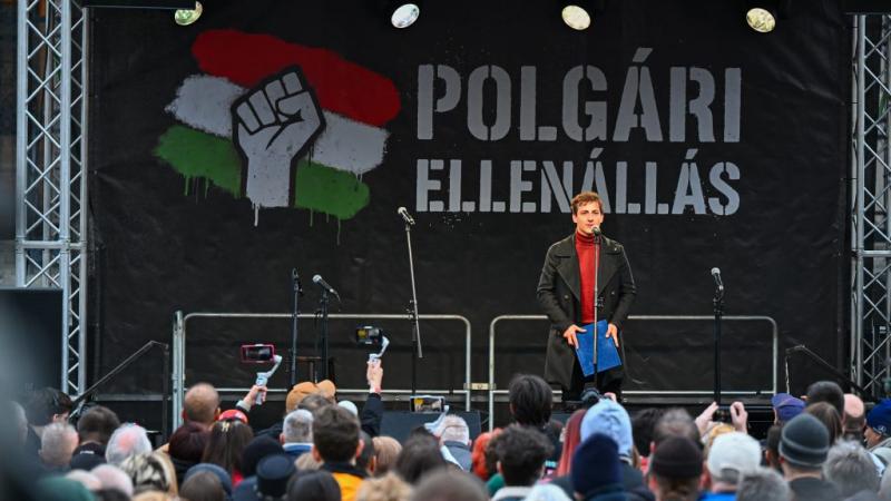 Tóth Jakab: Nem Kocsis Mátéval kívánunk kibékülni | 24.hu

Tóth Jakab kijelentette, hogy nem Kocsis Mátéval szeretnék rendezni a nézeteltéréseinket. A politikai diskurzusban a feszültségek és ellentétek továbbra is jelen vannak, és Jakab hangsúlyozta, hog