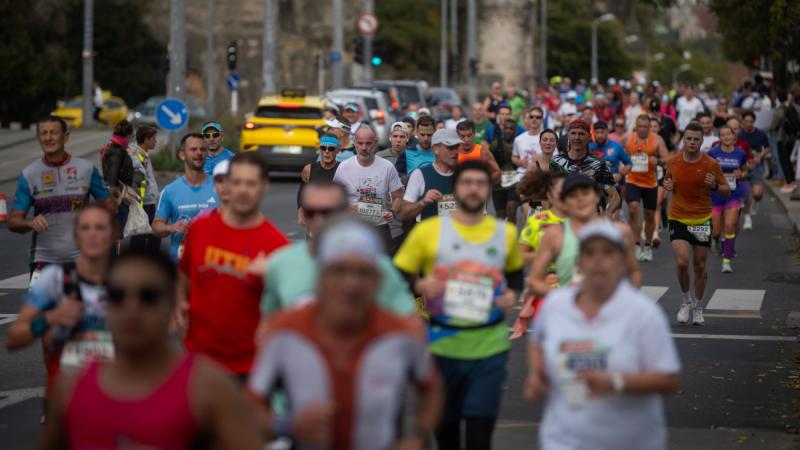 Az idei Budapest Maraton új magasságokba emeli a futás élményét, és várhatóan megdönti a korábbi rekordokat. A város lenyűgöző látképe és a résztvevők szenvedélye egy igazán felejthetetlen eseménnyé varázsolja a versenyt. Készülj fel a kihívásra, és legyé