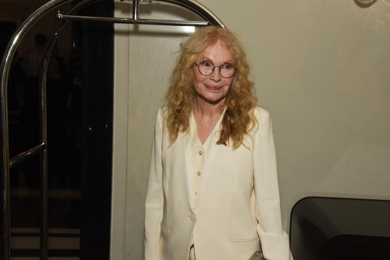 Mia Farrow szívből jövő üzenetben búcsúzik el a meglehetősen bonyolult kapcsolatban álló Diane Keatontól, aki sajnos eltávozott közülünk. Barátságuk nem mindig volt zökkenőmentes, de ez a búcsú mély érzelmekkel teli és tiszteletteljes.